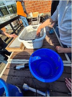 Rabia rührt die Pulpe um.